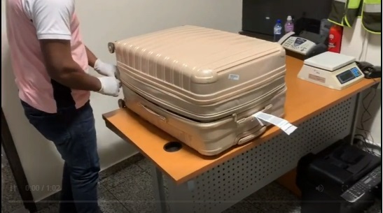 Investigan hallazgo de dos maletas con 67 paquetes de marihuana en el AILA