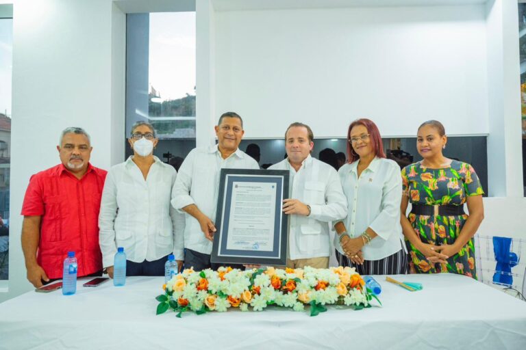 Ministro Paliza es declarado “Hijo Adoptivo” en Santa Bárbara de Samaná