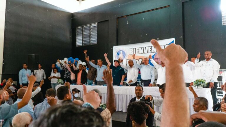 Paliza juramenta al exalcalde José Estevez Benzán y cientos de dirigentes en provincia Sánchez Ramírez