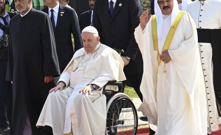 El papa: Occidente y Oriente son cada vez más dos bloques contrapuestos
