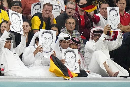 Aficionados qatarís responden a protesta de Alemania