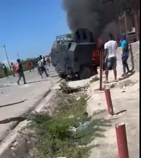 Queman vivos dos policias haitianos dentro de vehículo blindado comprado a Canadá