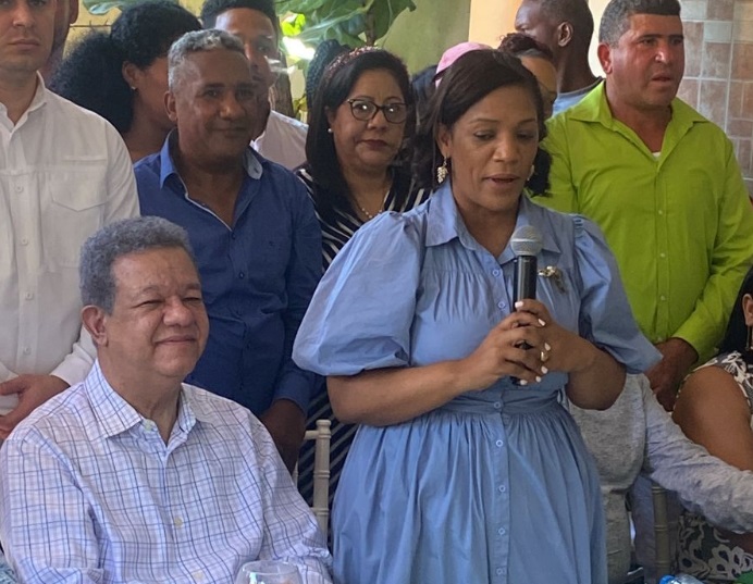 Regidora del PLD que coordinó campaña de Margarita en Monseñor Nouel se juramenta en la Fuerza del Pueblo