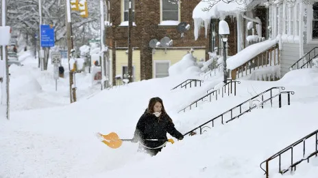 Una tormenta recubre parte del estado de Nueva York con dos metros de nieve