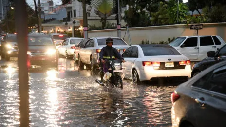 Calles y avenidas inundadas tras lluvias de este sábado