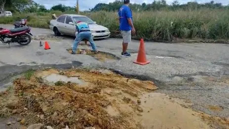 Con sus propios recursos residentes de los Prados de San Luís tapan hoyos y grietas de las calles