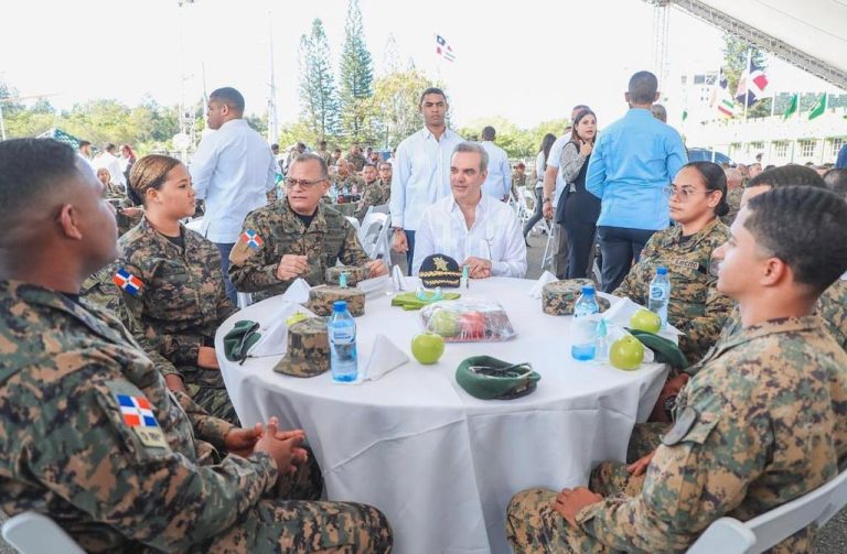 Presidente Abinader almuerza con miembros del Ejército en Santiago