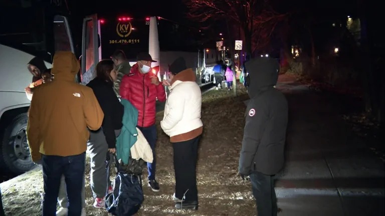 Tres autobuses con inmigrantes fueron dejados frente a casa de Kamala Harris durante Nochebuena