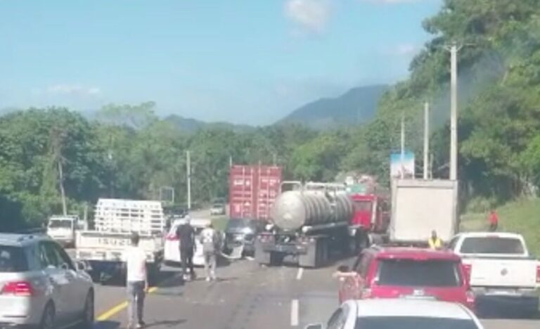 Dos muertos y 10 heridos hasta el momento por accidente en la autopista Duarte
