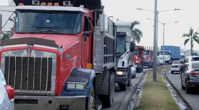 Gobierno prohíbe circulación de vehículos pesados en Pedernales hasta el 5 de enero