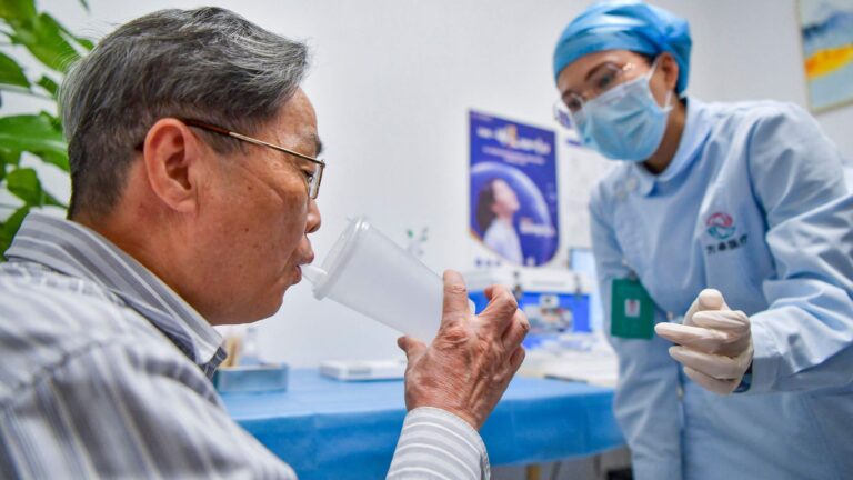 Autoridades de China rebajan las restricciones por la pandemia de COVID-19