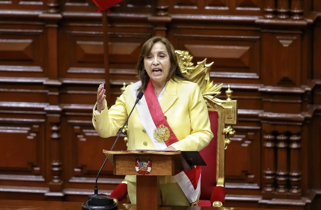 Presidenta de Perú propone adelantar comicios ante protestas