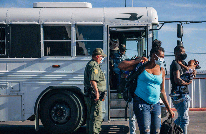 Decenas de migrantes llegan en autobuses a Filadelfia desde Texas