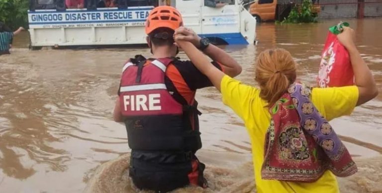 Aumentan a 44 muertos y 28 desaparecidos por inundaciones en Filipinas