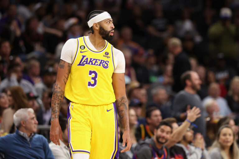 Noche agridulce para Lakers: exhibición de LeBron y lesión de Davis
