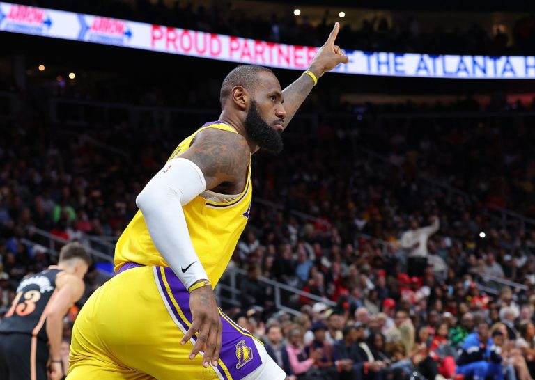 Los Lakers cortaron la mala racha liderados por un LeBron James dominante