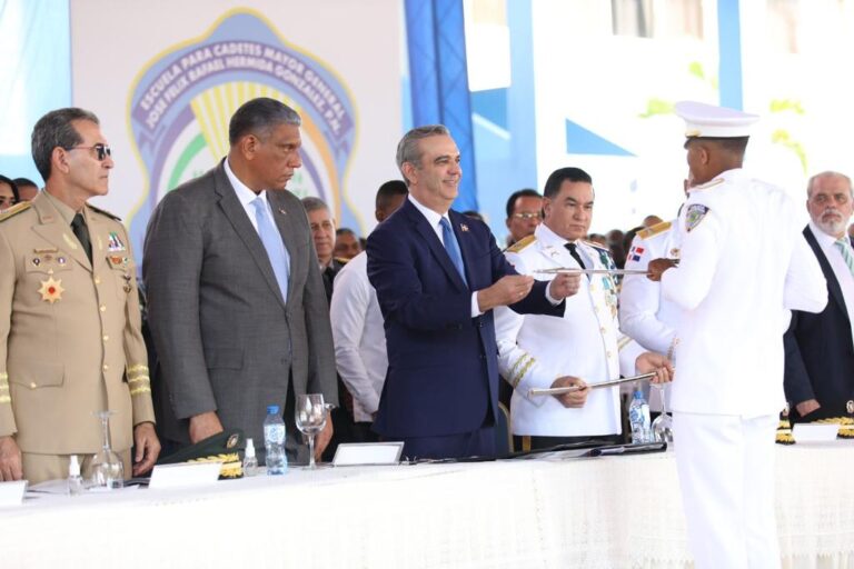 Presidente Abinader encabeza graduación de 31 cadetes de la Policía Nacional
