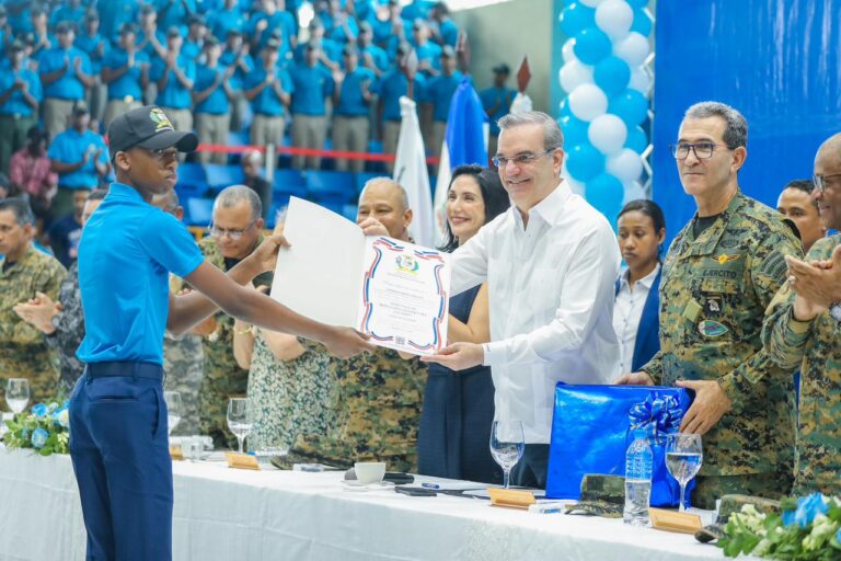 Presidente encabeza graduación de programa del Servicio Militar Voluntario