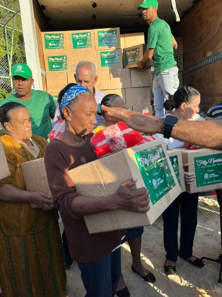 Fuerza del Pueblo inicia jornada solidaria con entrega de cajas navideñas en circunscripción No. 1 de SDE