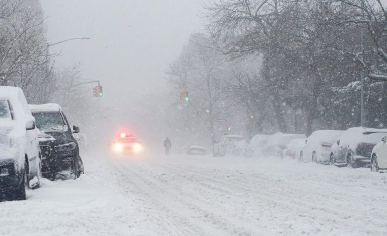 Nueva York declara estado de emergencia para hacer frente a tormenta helada