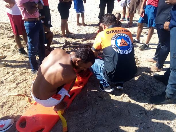 Rescatan 3 personas arrastradas por remolino en playa Costambar, de Puerto Plata