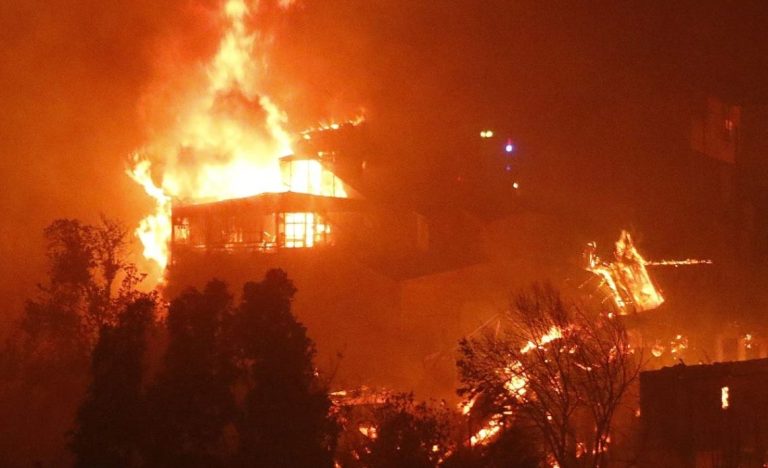 Entre 200 y 500 casas son afectadas por un incendio en Viña del Mar, Chile