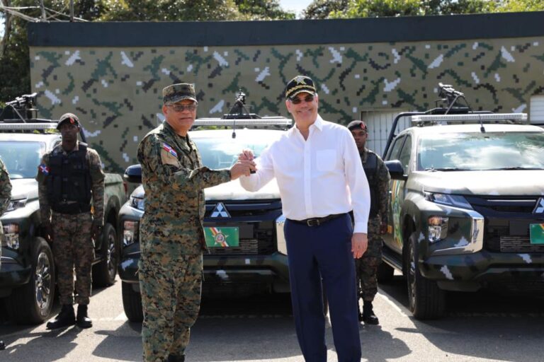 Abinader entrega 40 vehículos al Ejército para reforzar seguridad fronteriza