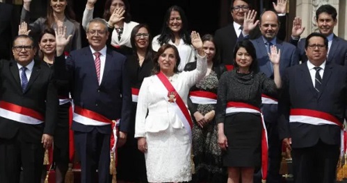 Presidenta de Perú nombra su gabinete con un ex fiscal superior como primer ministro