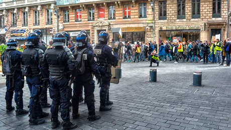 Chalecos amarillos’ regresan a las calles de París para protestar contra el alto coste de vida