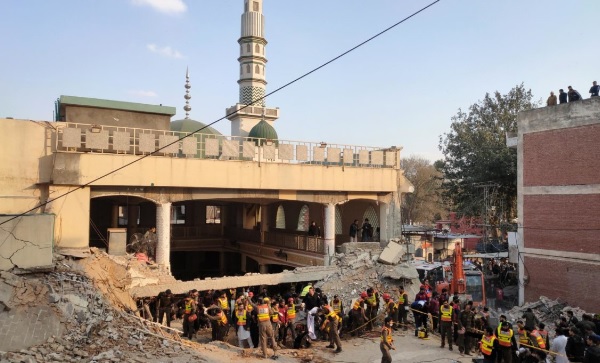 Se elevan a 93 los muertos en ataque contra la Policía en mezquita en Pakistán