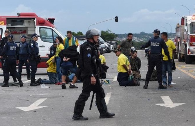 Aumentan a 1,200 los bolsonaristas detenidos en campamento frente al Ejército de Brasil