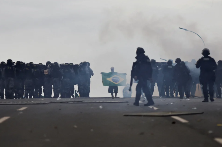 Grupos bolsonaristas queman neumáticos y bloquean importante avenida en Sao Paulo