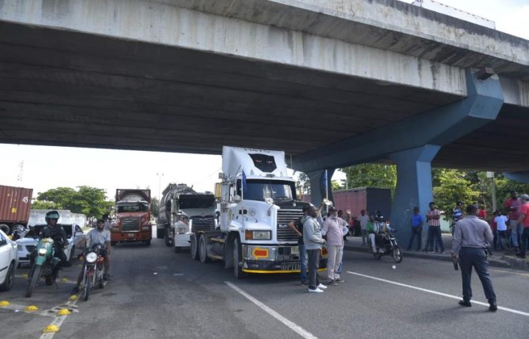 Camioneros obstaculizan el tránsito por la autopista 30 de Mayo