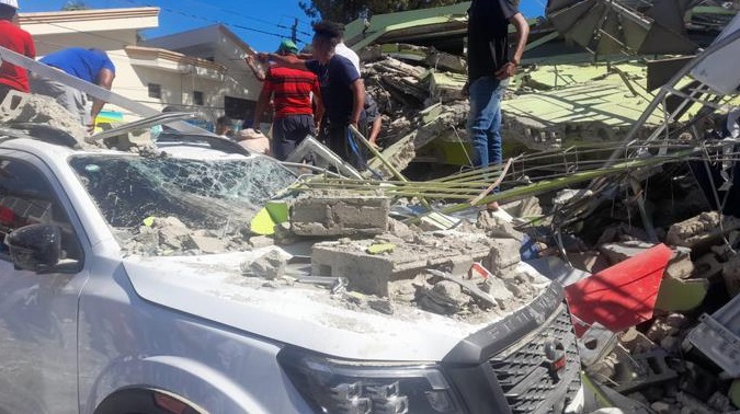 El COE envía personal de emergencia para rescatar a quienes están atrapados en escombros de edificio colapsado