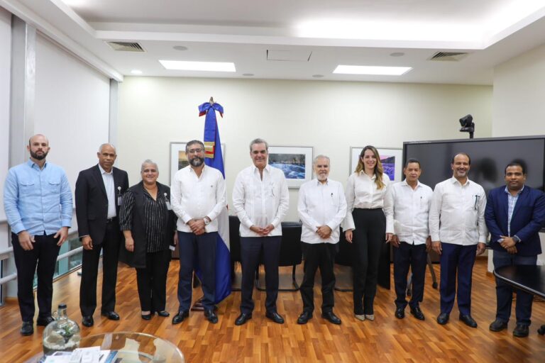 Presidente Luis Abinader visita Ministerio de Medio Ambiente