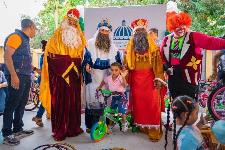 Ministro Paliza entrega juguetes a 800 niños de diversas edades en el municipio de Montellano