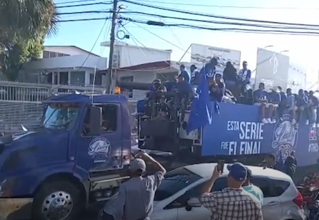 Licey tiñe de azul la ciudad de Santo Domingo