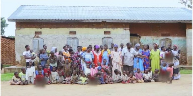 Un agricultor ugandés de 67 años con 12 esposas, 102 hijos y 568 nietos: «No conozco a todos los niños de mi casa por su nombre»
