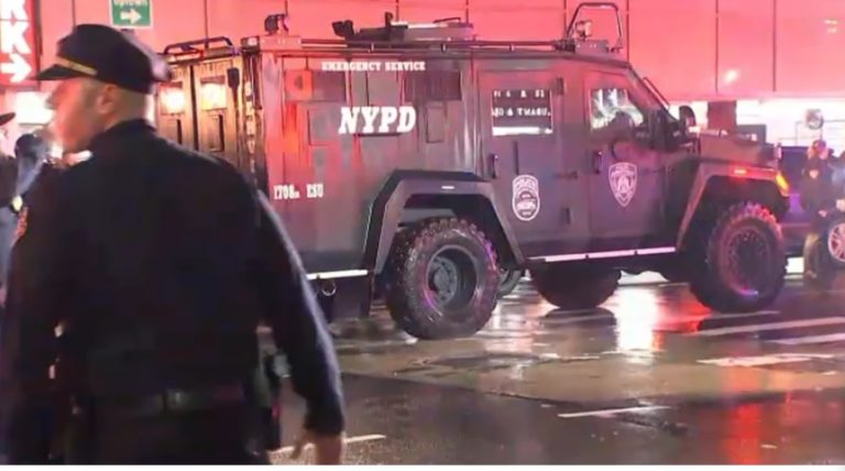 Tres policías heridos en ataque con machete cerca de festejos en Times Square