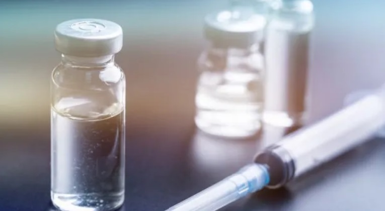 Vacuna adaptada a ómicron redujo un 81% de hospitalizaciones en mayores de 65