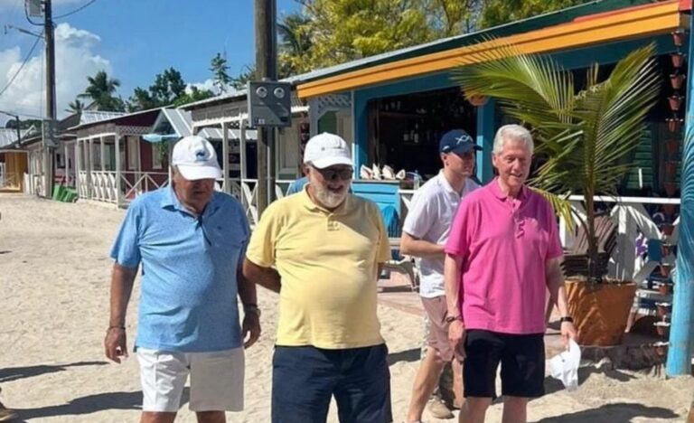El expresidente de EE.UU. Bill Clinton está de visita en el país; fue visto la tarde de hoy en la Isla Saona