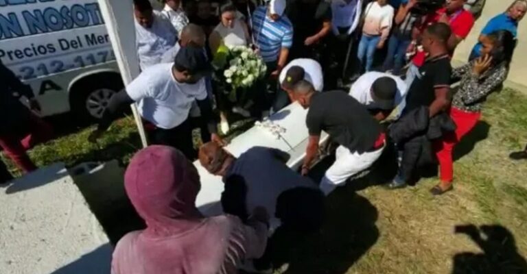 Escenas desgarradoras durante entierro de mujer que falleció en derrumbe de La Vega