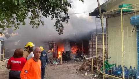 Incendio afecta varios talleres en Las Palmas de Herrera