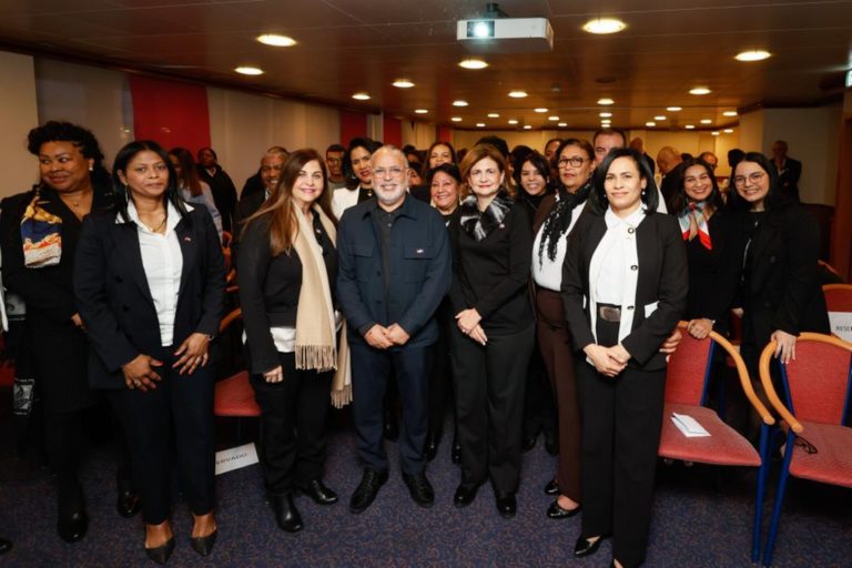 Vicepresidenta Raquel Peña sostiene encuentro con comunidad dominicana en Suiza
