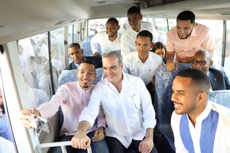 Presidente Abinader encabeza entrega 50 modernos autobuses para asociaciones de estudiantes universitarios de todo el país