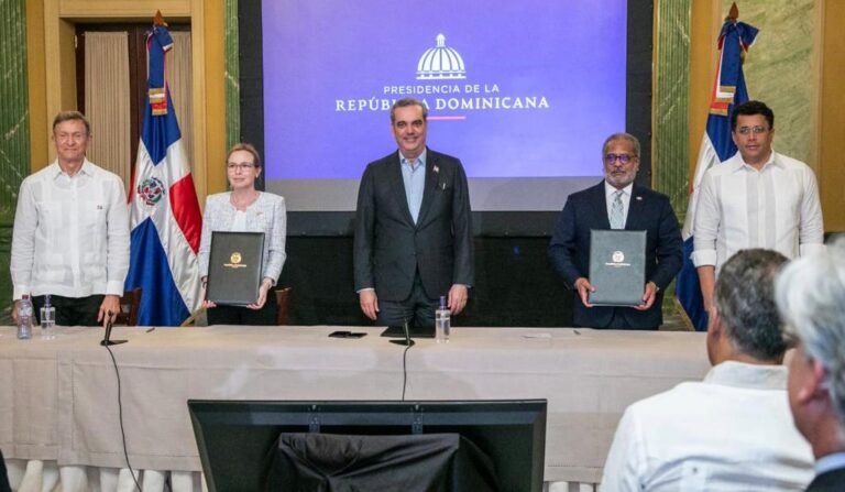 Gobierno dominicano firma acuerdos aéreos que califica de históricos con Canadá