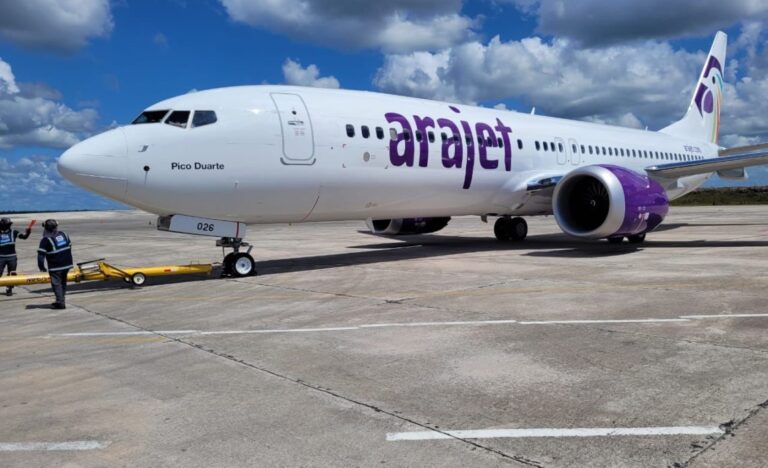 Arajet es la primera aerolínea que elimina cobro de tarjeta turista a dominicanos