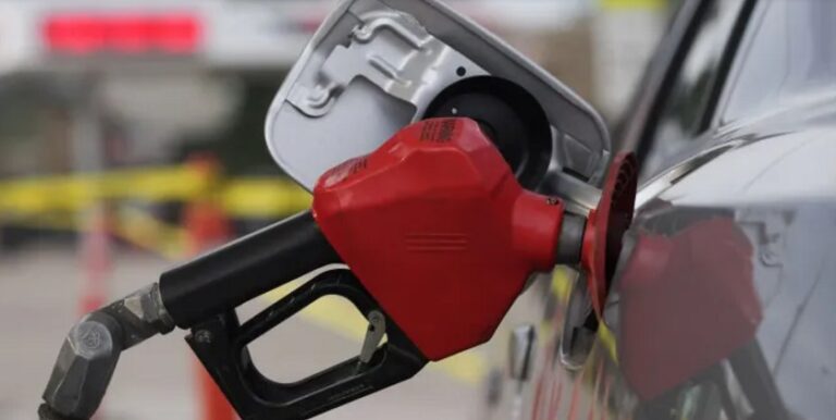 Gobierno mantiene precio de los combustibles; avtur baja 97 centavos