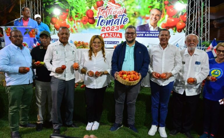 FEDA promoverá cooperativa de productores y anuncia proyectos durante el primer Festival del Tomate