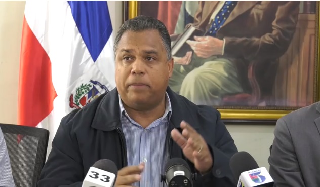 Cruz Pichardo “aguantó” licitación para dar “golpe de efecto” con pasaporte electrónico